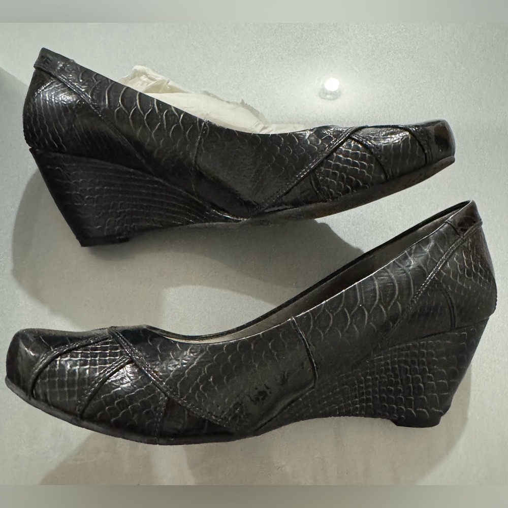 Brand New Kenneth Cole Reaction Wedges.